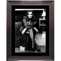 Affiche encadrée Noir et Blanc: Romy Schneider Assise au bord du lit - 50x70 cm (Cadre Tucson)